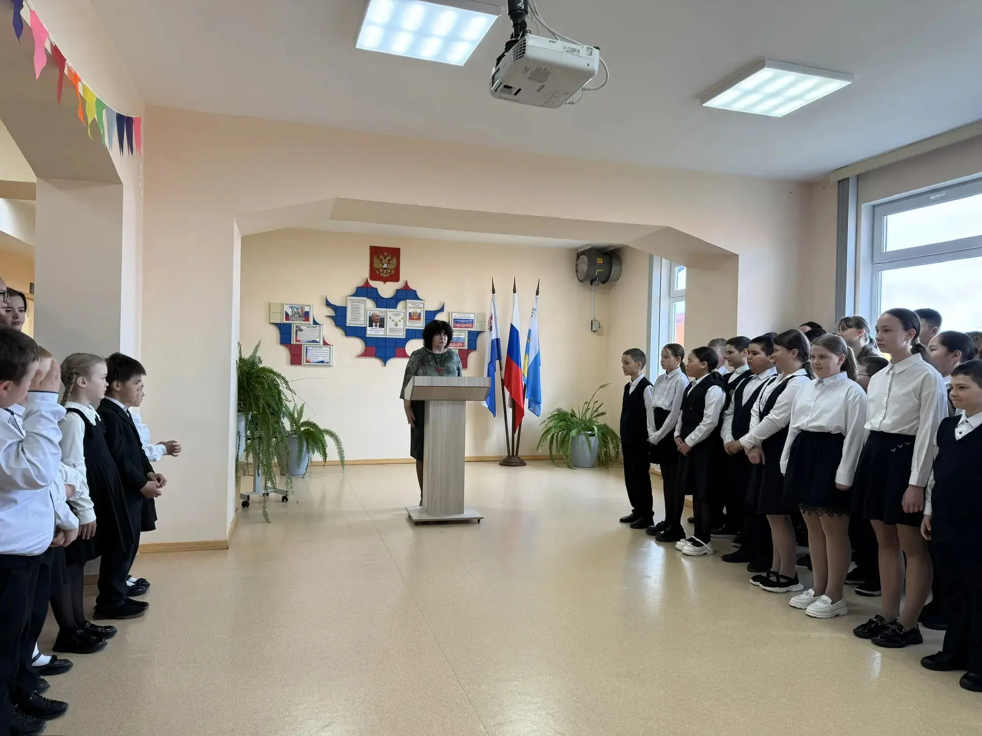 Традиционная линейка прошла сегодня в Никольской школе. Она началась с исполнения гимна...