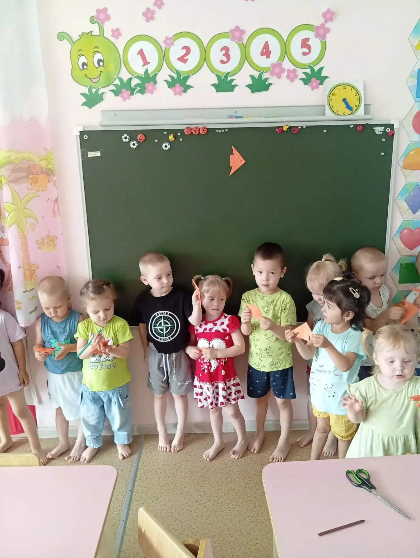 Дети второй младшей  группы познакомились с днём рыбака .Его цель — в игровой форме познакомить дете