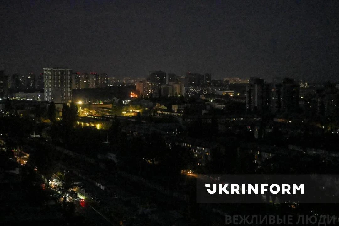 Киевляне уже готовятся провести ночь в метро, а надземная часть города тем временем око...