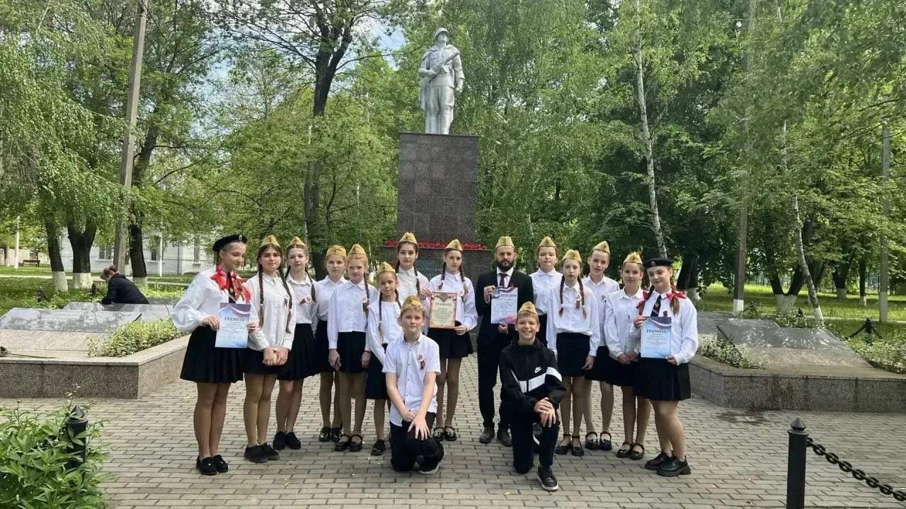 В нашей школе прошёл смотр строя и песни, приуроченный к 81-й годовщине Великой Победы 🇷🇺  В преддве