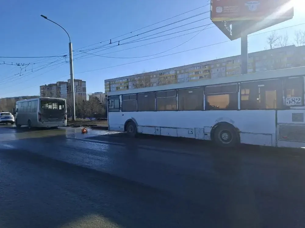 Сегодня в 08:40 часов в Госавтоинспекцию поступило сообщение о столкновении двух пассажирских автобу