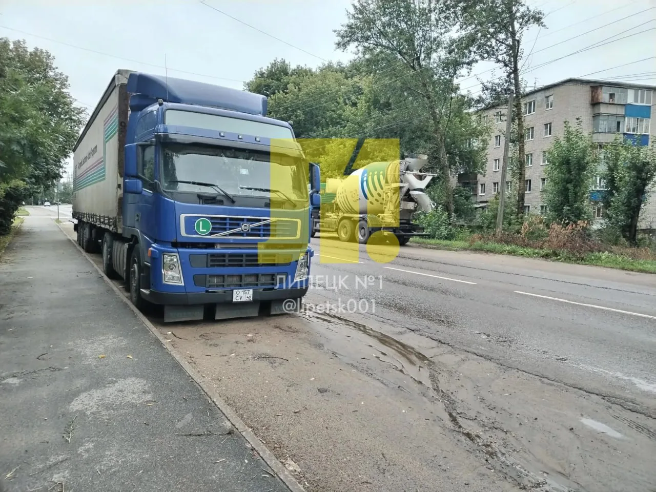 «На ул. Опытной постоянно припарковано ТС грузоподъёмностью свыше 3,5 тонн», — сообщил читатель в на