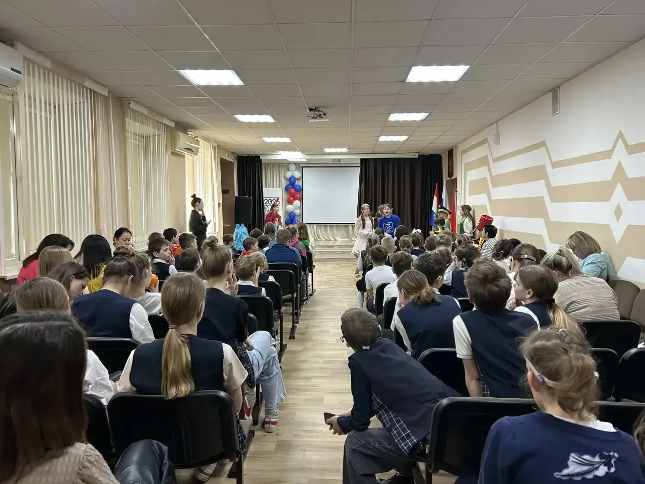 📚 Добро с книгой и правилами: волонтёры «Помогайки» в гостях у 117-й школы  На каникулах волонтёрски
