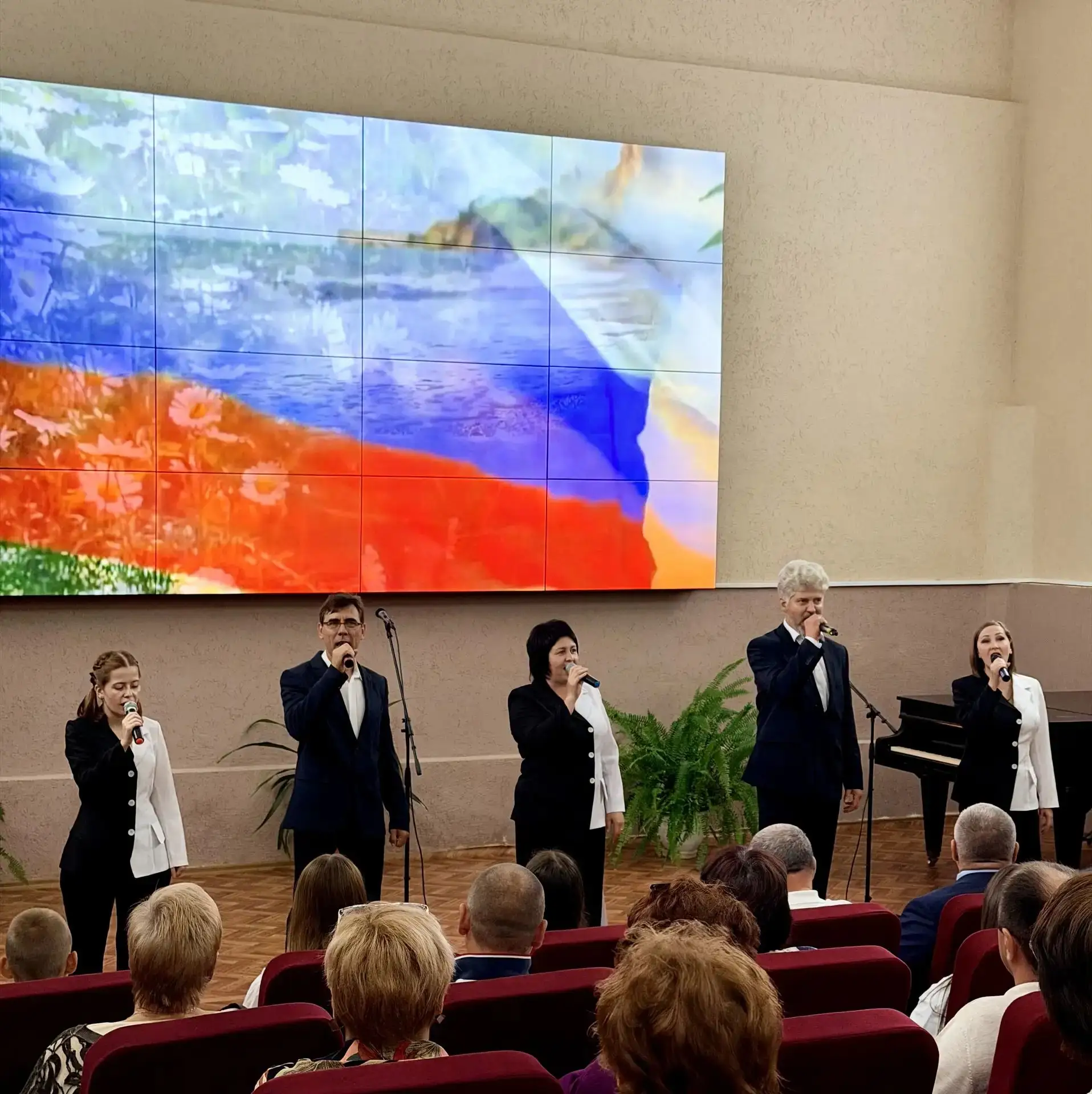 Сегодня в райцентре прошёл районный праздник «Российский триколор», посвящённый Дню Гос...