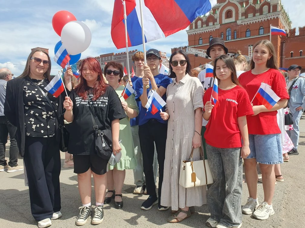 12 июня🗓 в День России🇷🇺 администрация гимназии и учащиеся, активисты «Движения Первых», приняли 