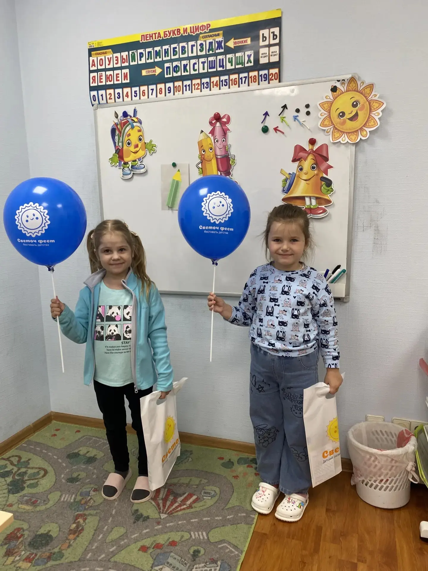 🎓 Совсем недавно...
Они заходили в клуб, крепко держась за мамину руку 😊
Кто-то стеснялся.
Кто-то 