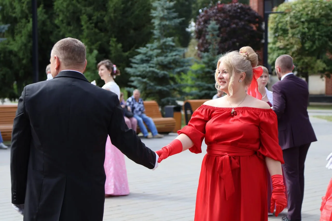 💃 Танцевальный променад «Однажды в городе С...»: в Ступино закружились в вальсе под от...