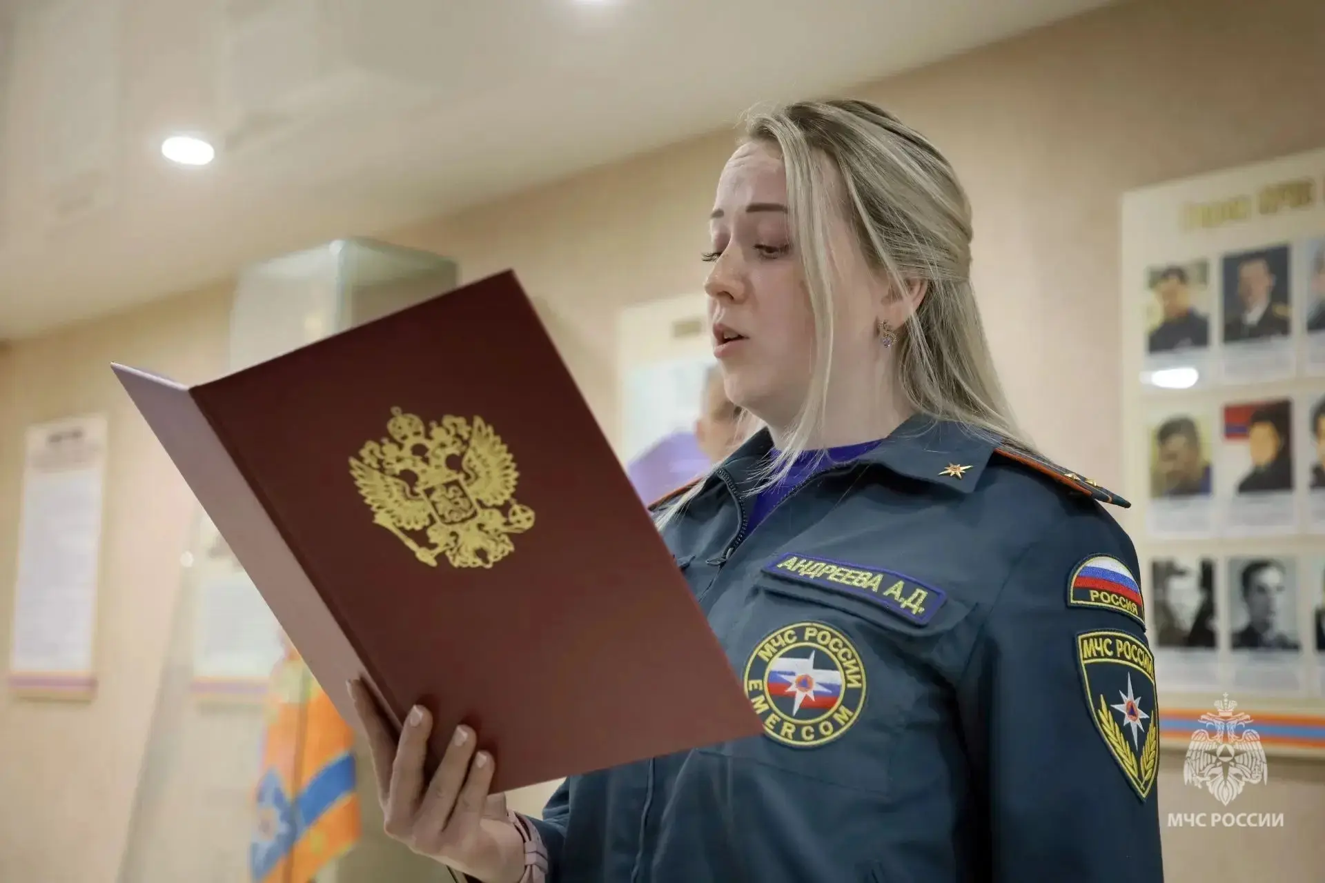 🇷🇺 В Саратове состоялась торжественная церемония приведения к присяге сотрудников МЧС России  Присяг