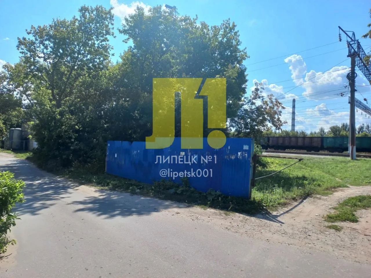 Подписчица пожаловалась на заросли и мусор за бывшей автостанцией на Соколе: