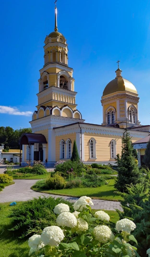 😍Свято-Троицкий кафедральный собор в Энгельсе летом
 
Свято-Троицкий кафедральный собор — старейший