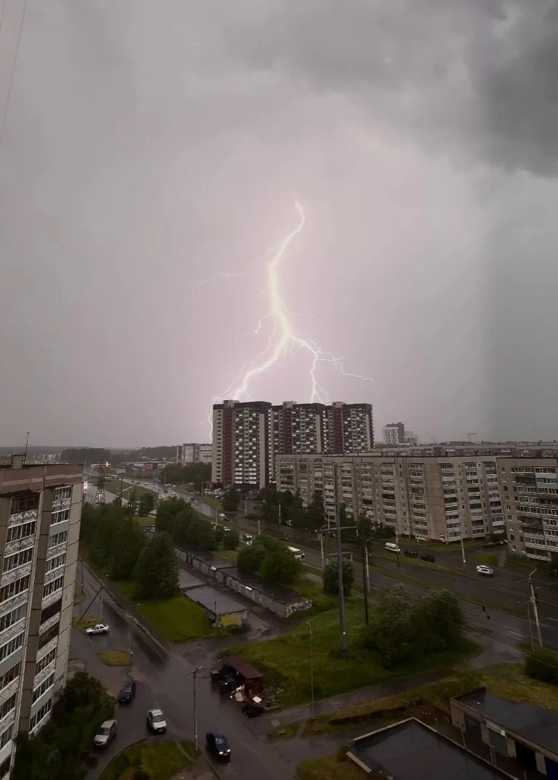 Гроза в Петрозаводске 

Фото: Подслушано в ПТЗ