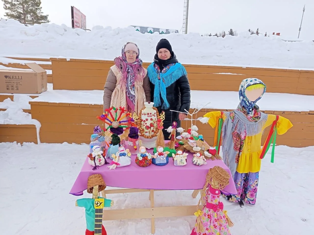 21 февраль көнне Кукмара шәһәренең Комсомол мәйданында район күләмендә "Май чабу"("Широкая масленица