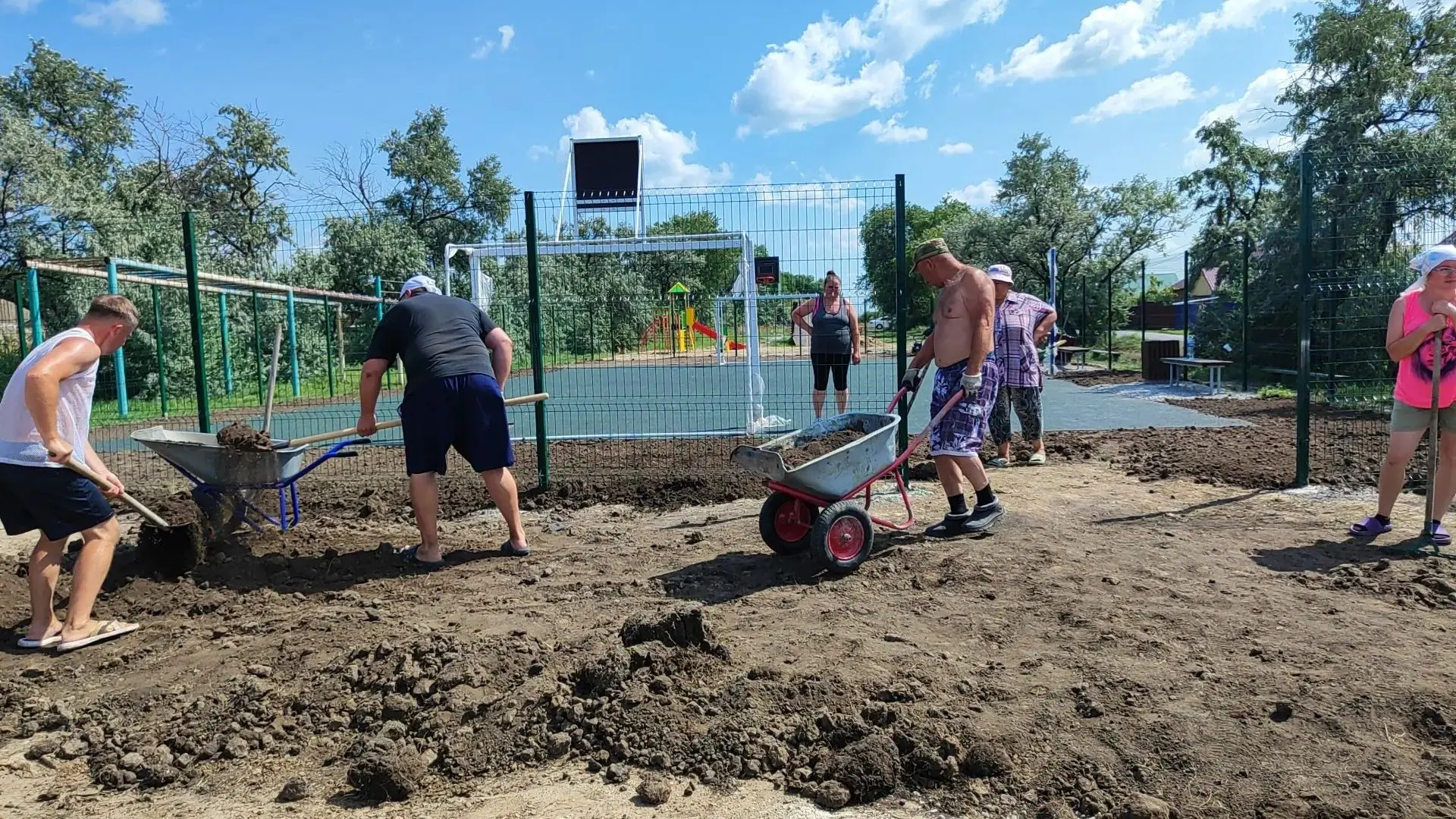 В минувшие выходные глава рабочего поселка Шербакуль Иван Голуб организовал субботник совместный с ж