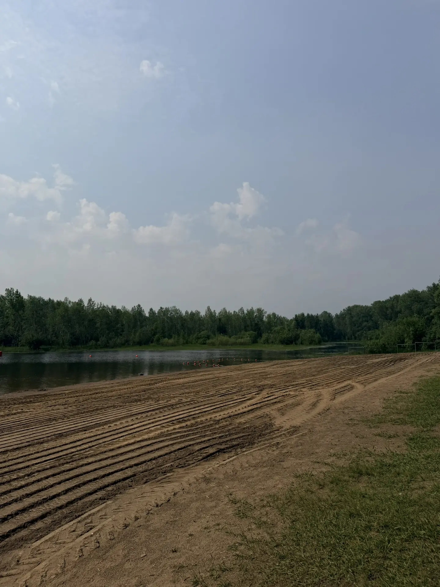Свежий песок на центральном пляже 🏖️

Мы завезли свежий песок на центральный пляж рядом с Октябрьск