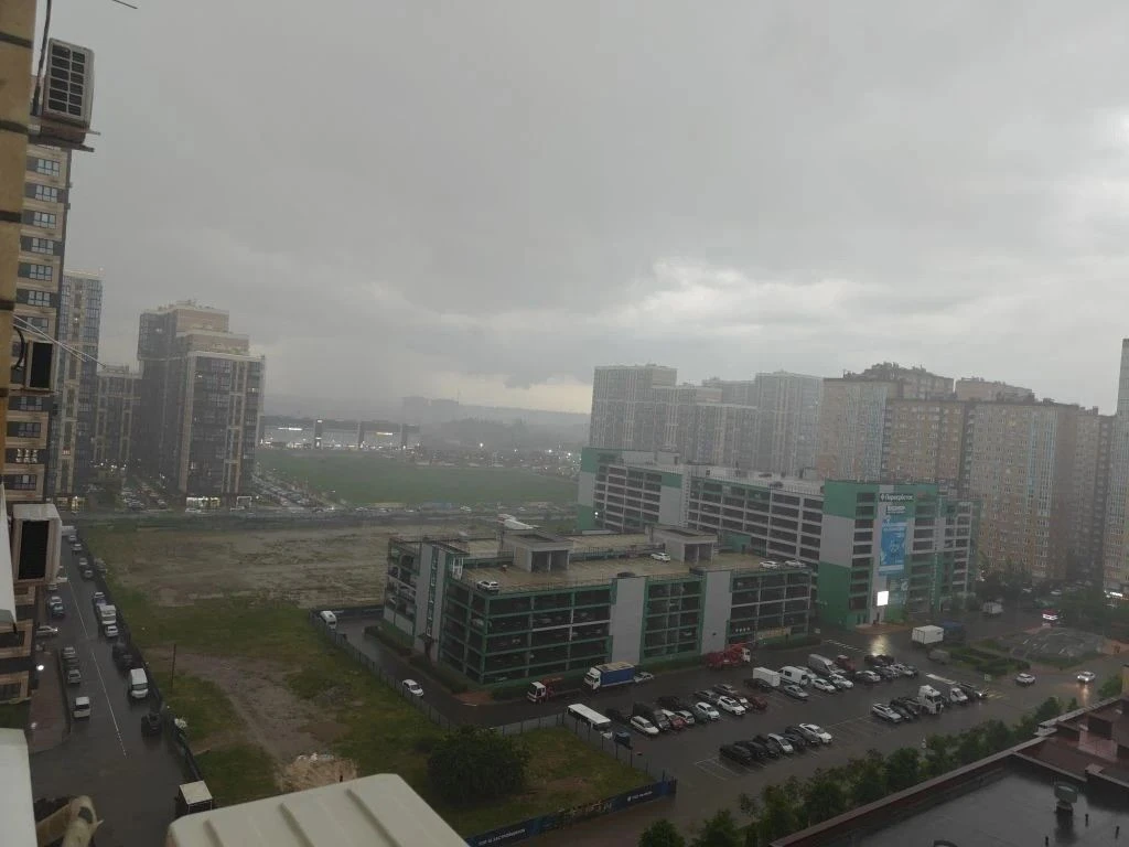 Краснодар накрыл сильный ливень ⛈️  Над городом слышны раскаты грома. С верхних этажей зданий видно,