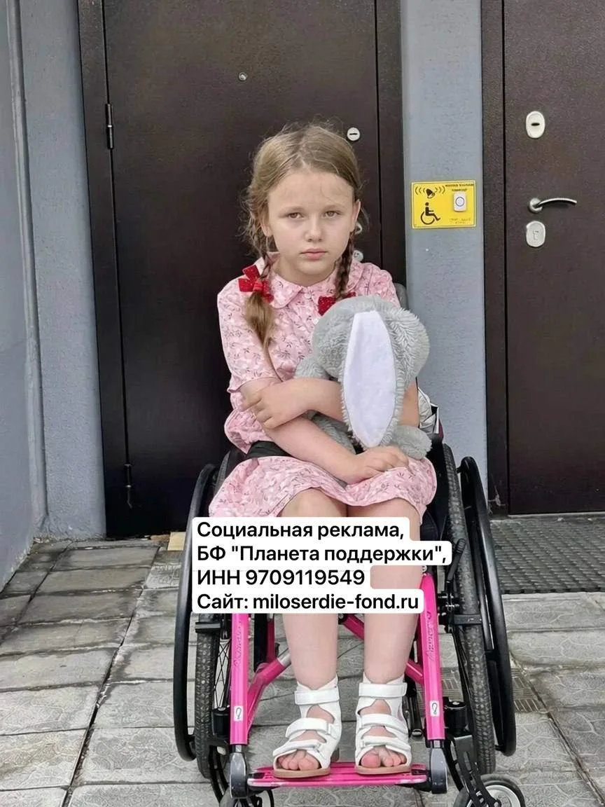 Она единственная в России девочка-боксёр в инвалидной коляске. Но главный бой — за право ходить.

Се