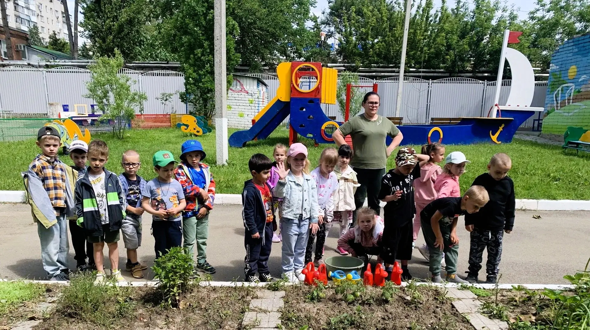 1. В «день интересных дел» ухаживаем за огородом и рисуем долгожданный урожай. Группа № 4.