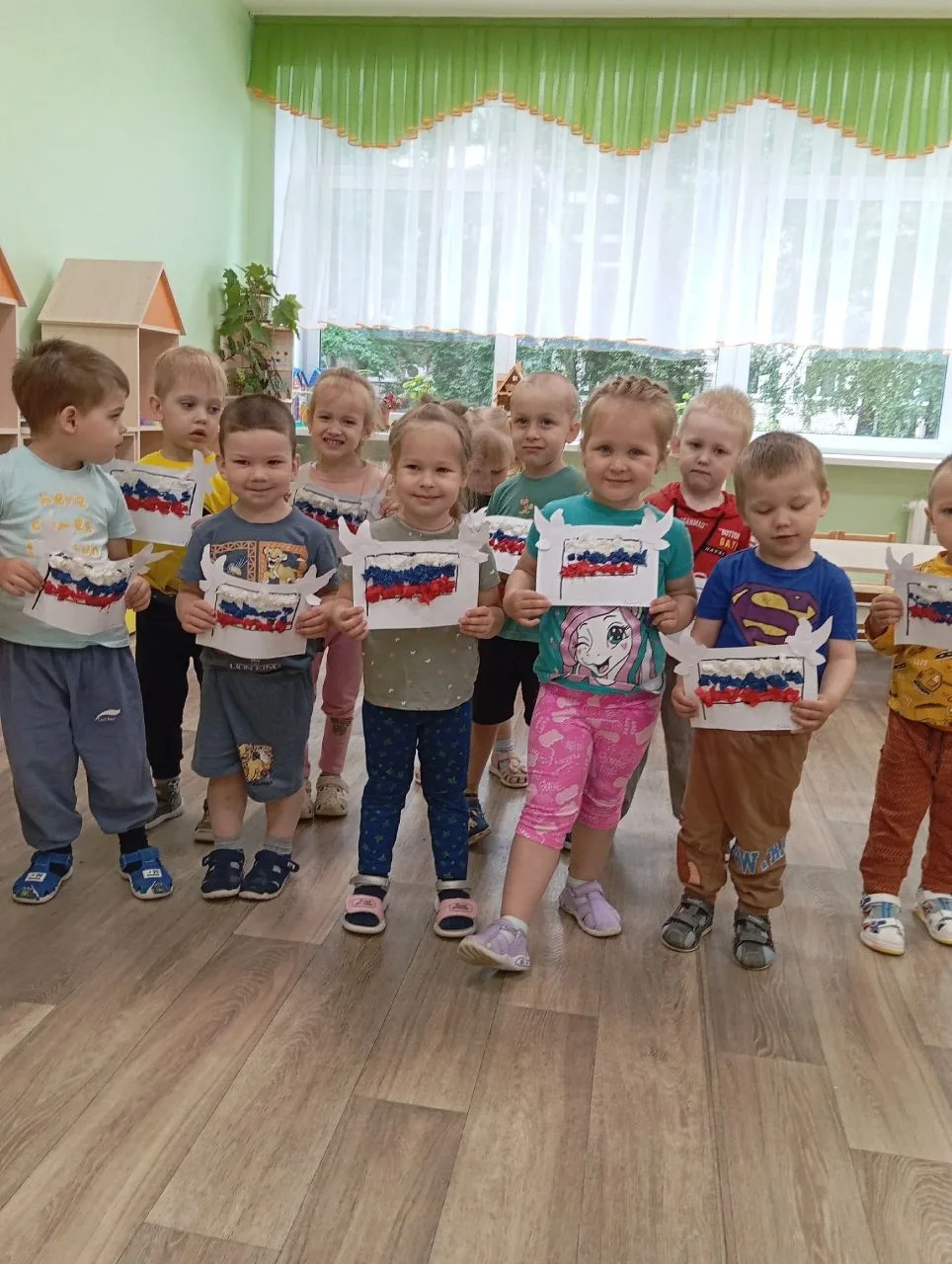 День России в группе №10 "Ручеек" .  Дети познакомились с символикой нашей Родины, изготовили флаг Р