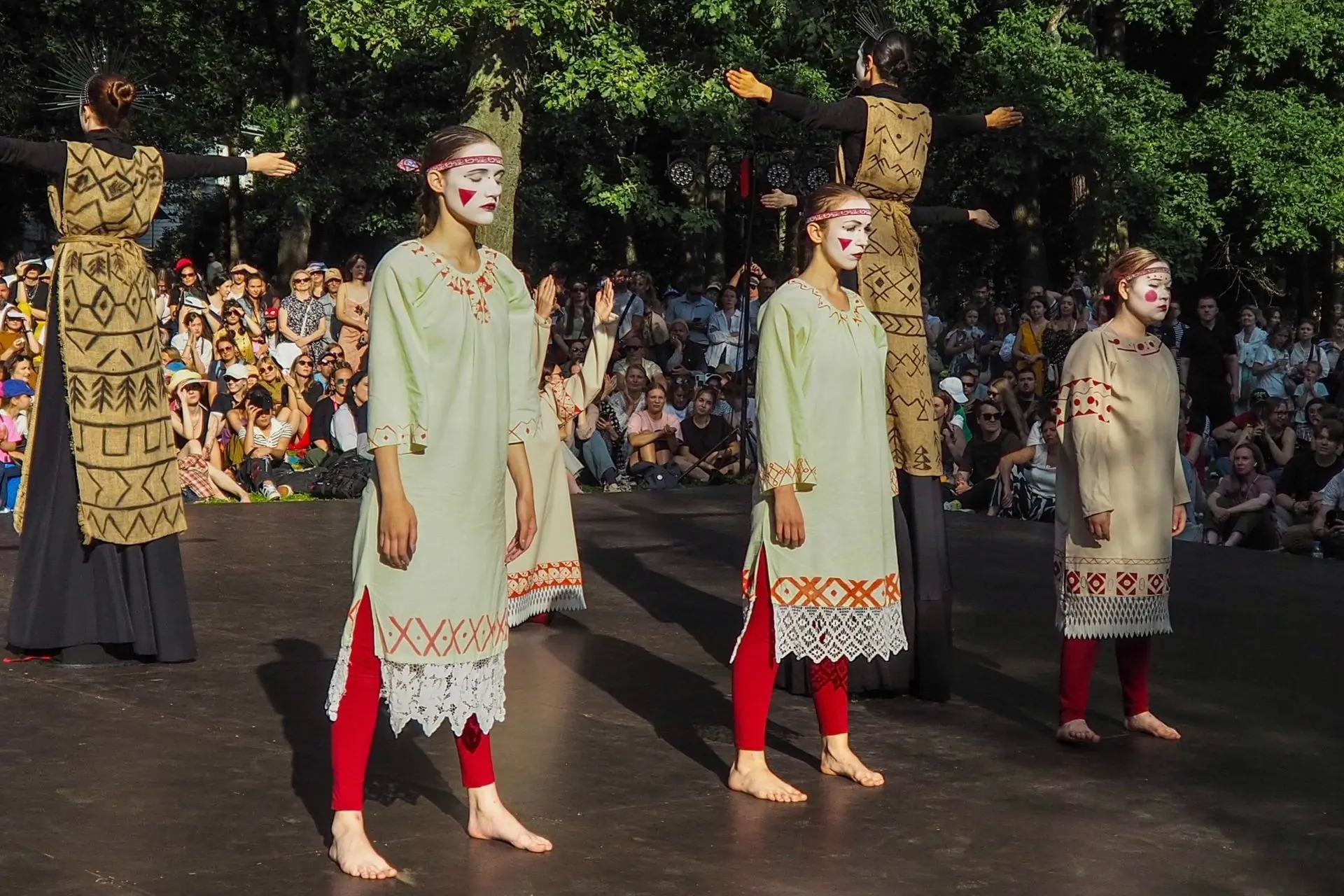 🎭 Театральный марафон под открытым небом!

В соседнем Петроградском районе завершился фестиваль ули