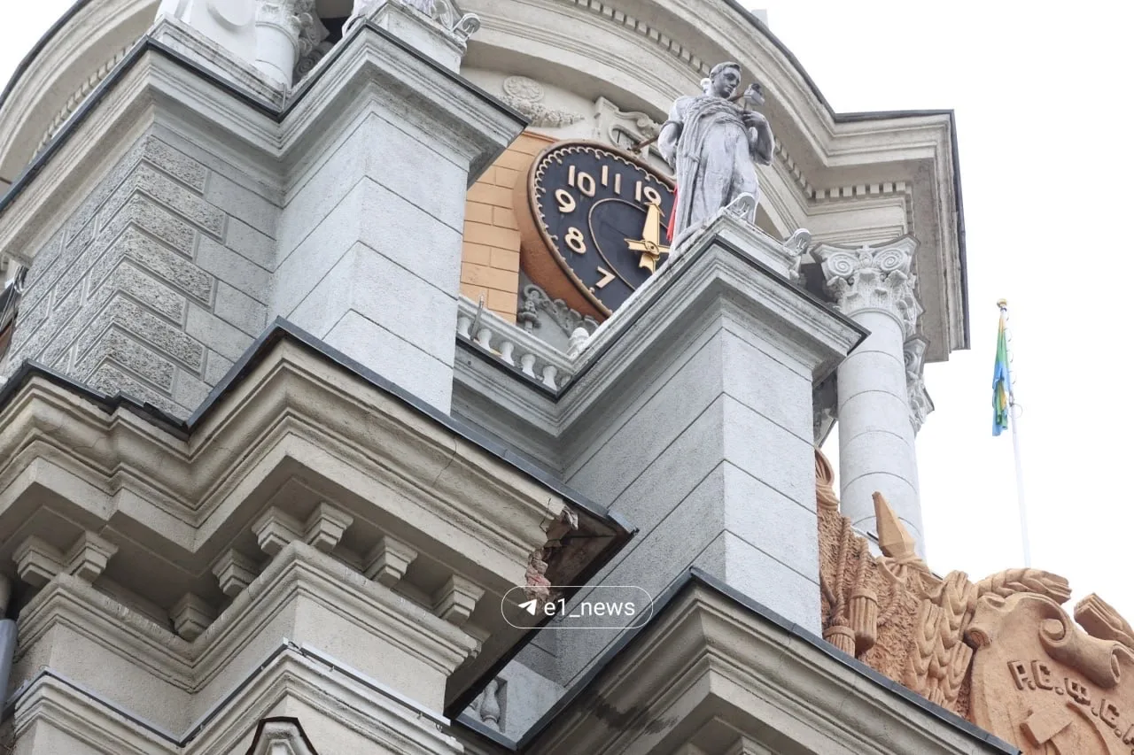 У администрации обрушилась часть козырька 😱  К счастью, пострадавших нет, сообщили в мэрии.  Здесь м