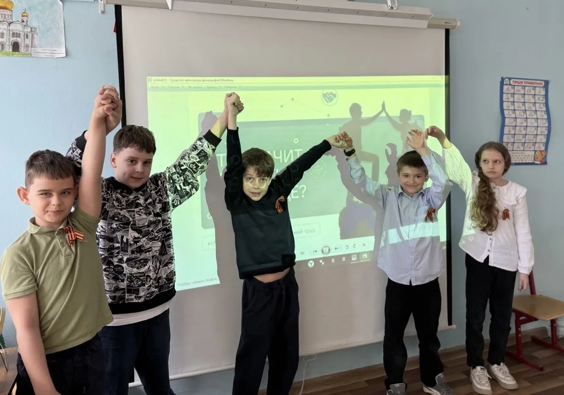 🌸Новая весенняя неделя!   🇷🇺27 апреля в школе прошли торжественные церемонии поднятия флага России и