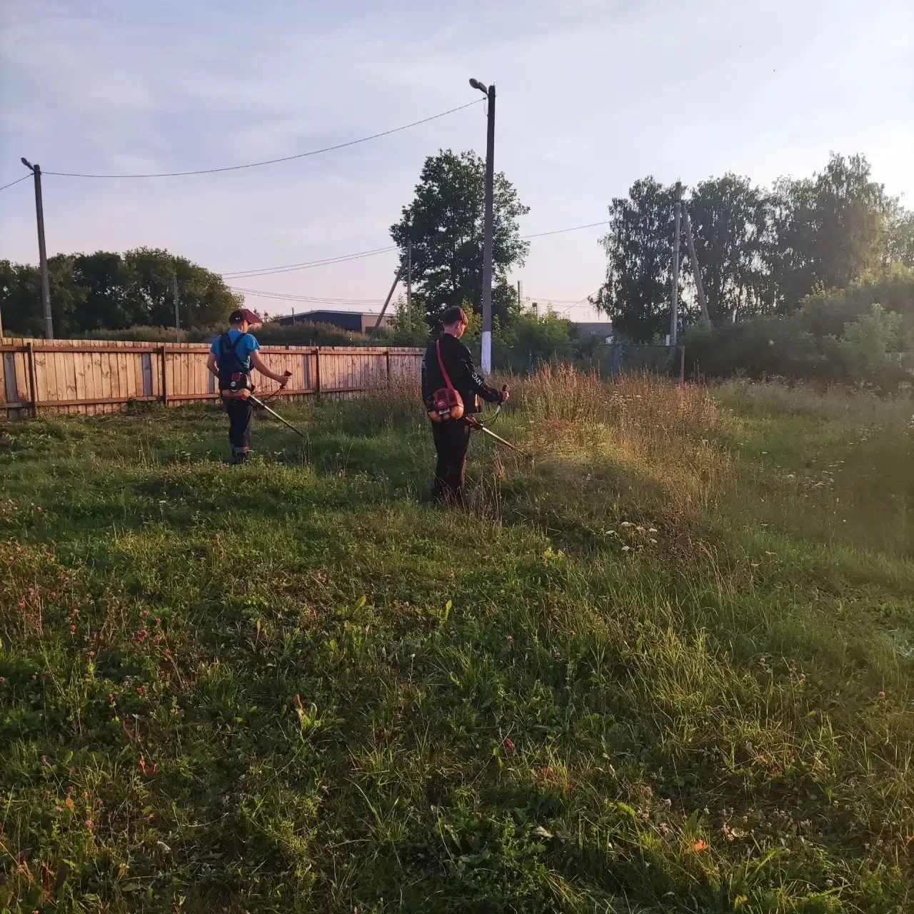 Хезмәт тәрбиясе кысаларында мәктәп тирәсен чүп үләненнән арындырган  8-б сыйныф укучыла...