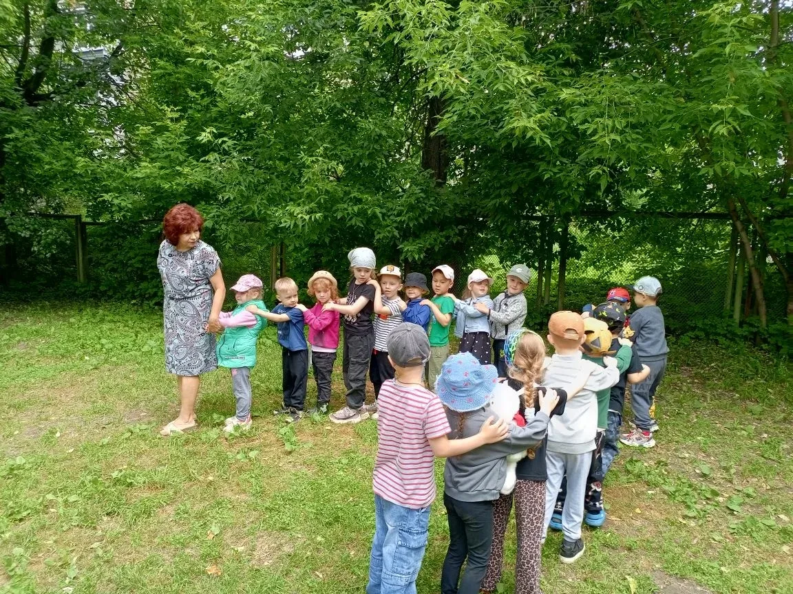 Музыка на свежем воздухе: гармония звуков и природы! 🎶🌳

В нашем детском саду музыкальные занятия 