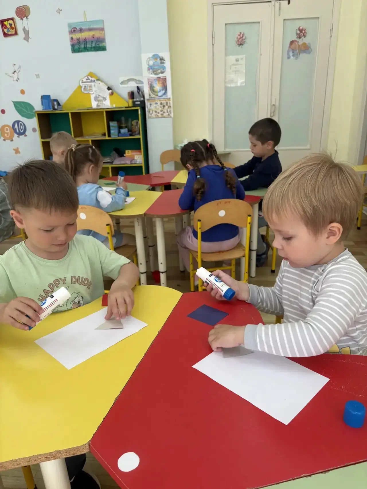 Сегодня в младшей группе 🧒🏼👧🏻☀️Аппликация :«Дом» 🏠 Цель: приклеить правильно ✅ гео...