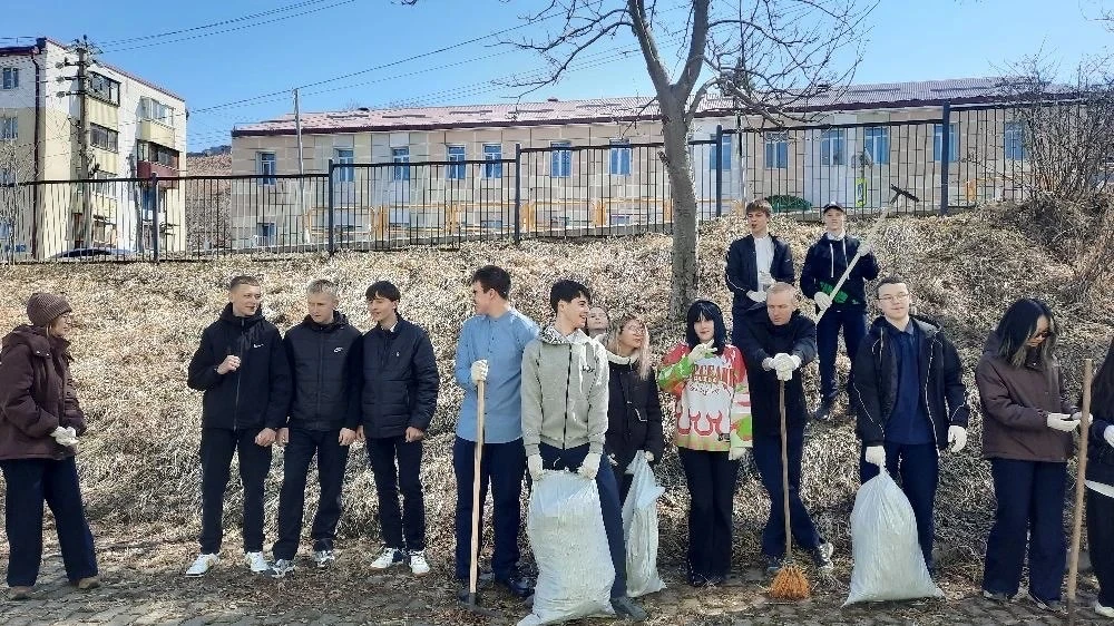 Субботник в школе: вместе делаем мир чище!  В рамках традиционного месячника в школе прошла серия су