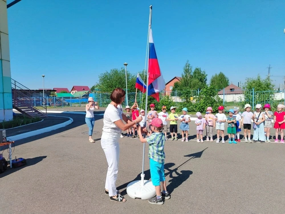 Россия в стихах и музыке! 🕊️

В преддверии Дня России в нашем детском саду состоялся праздничный му