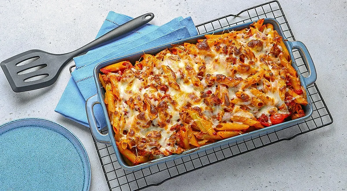 🍝 Паста аль форно с колбасками и тремя сырами

Ингредиенты: 450 г пенне, 450 г колбасок для жарки, 