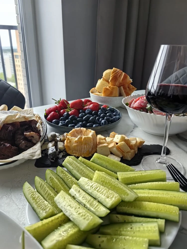 Хвастаюсь. Вчера у нас были шашлЫки и Боржоми. Ягоды всякие там, овощи. А сегодня я проснулась вся в