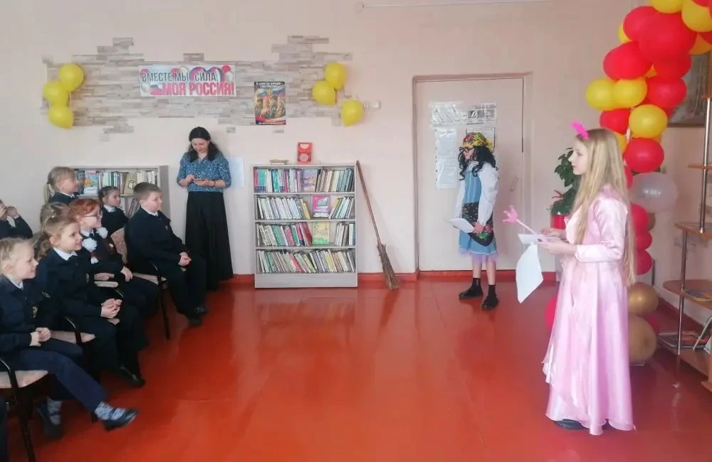 Сегодня в нашей школьной библиотеке был настоящий праздник добра и творчества. Здесь регулярно прово