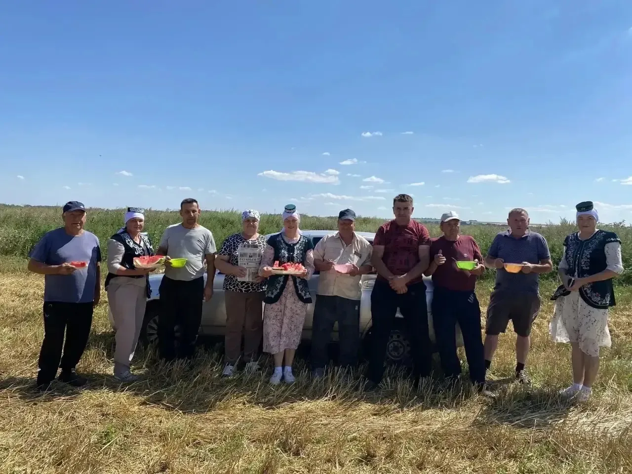 🌾Работники культуры сохраняют добрую традицию поддерживать аграриев во время уборки урожая живыми в