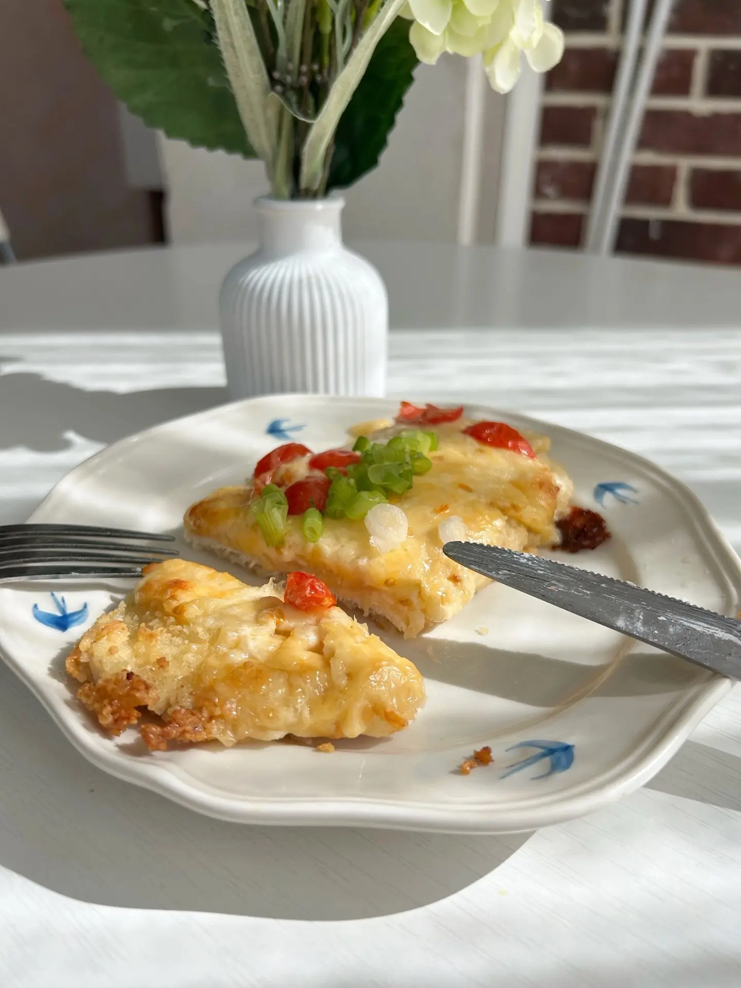 Куриный шницель под шапочкой из помидоров и сыра