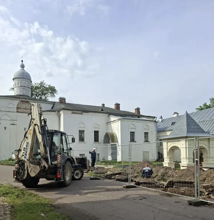 Сезон плановых ремонтных работ в Великом Новгороде начался с проблемного трубопровода н...