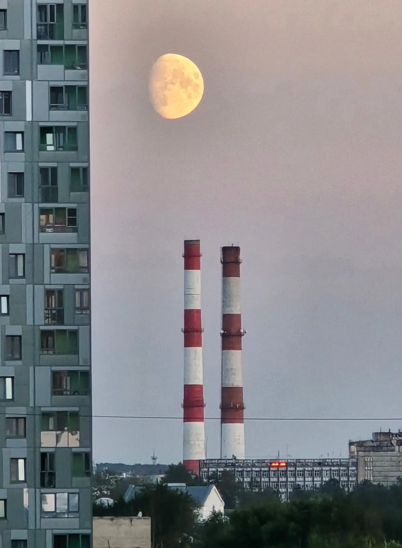 Луна в небе над Пермью 🌕 В ночь с 27 на 28 августа можно будет наблюдать «Осетровую Лу...