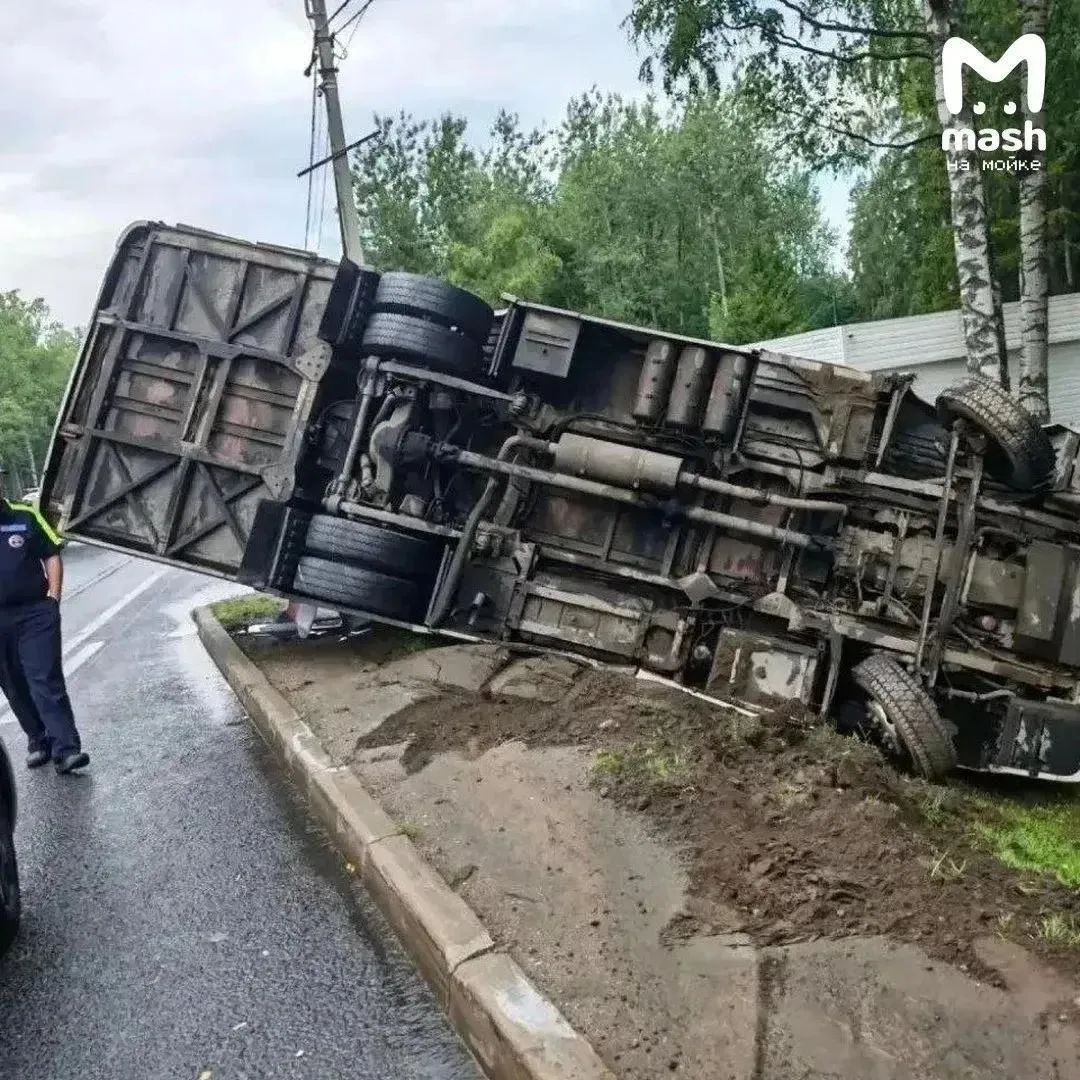 🚨 Рейсовый автобус перевернулся возле Сертолово — пострадали пять человек