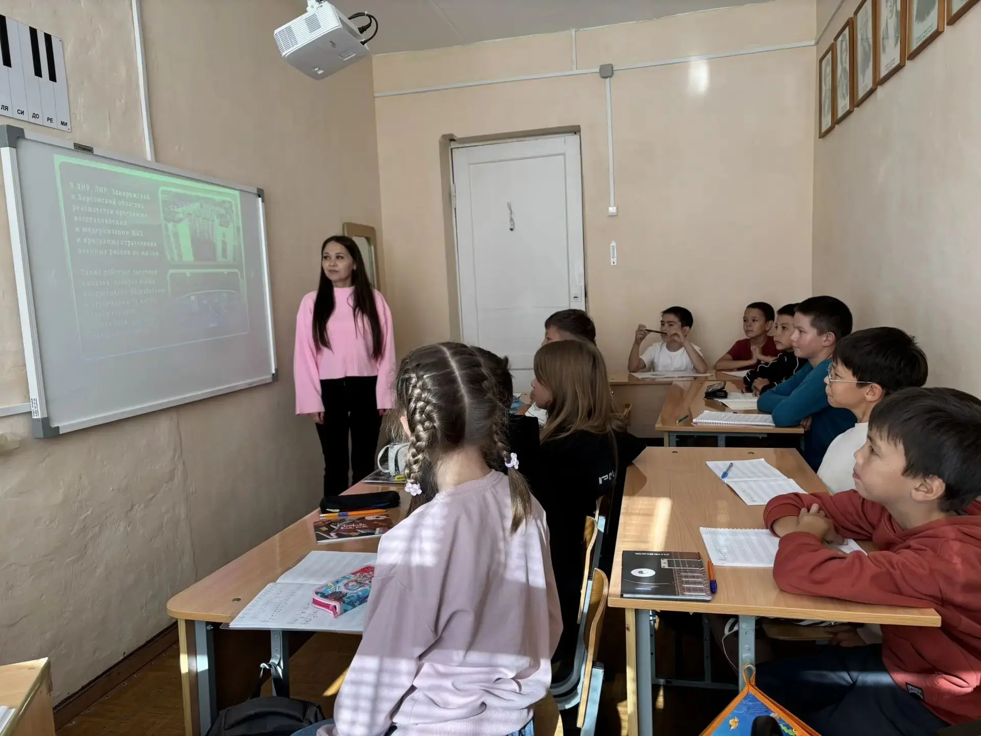 Сегодня в классе теоретических дисциплин прошли тематические уроки, посвященные Дню вос...