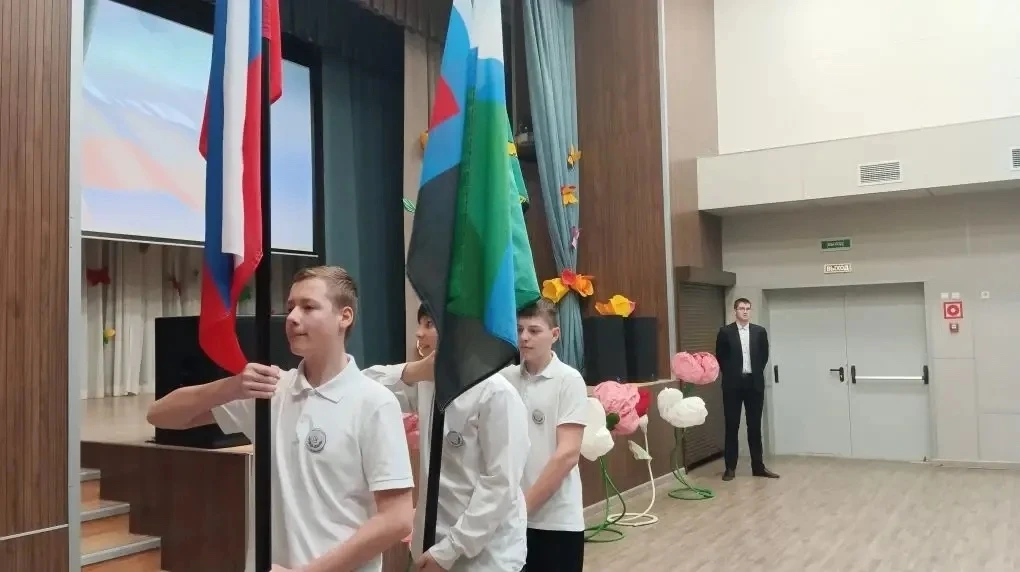 💫Начало недели в "Векторе Успеха" ознаменовалось традиционной линейкой и торжественным поднятием фла