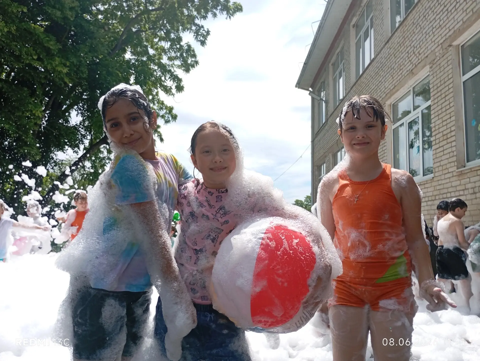 🌊 Пенная вечеринка в ярких краска лета🎨

Сегодня в нашем лагере «Светлячок» было по-настоящему жар