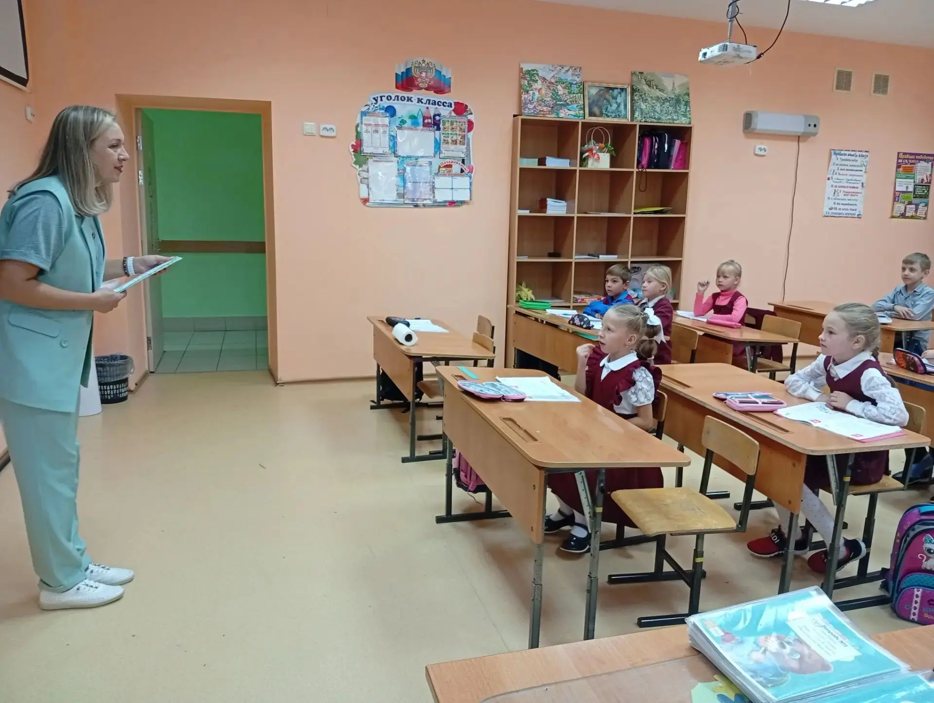 Сегодня для учеников 1-х классов состоялось знакомство со школьной библиотекой.