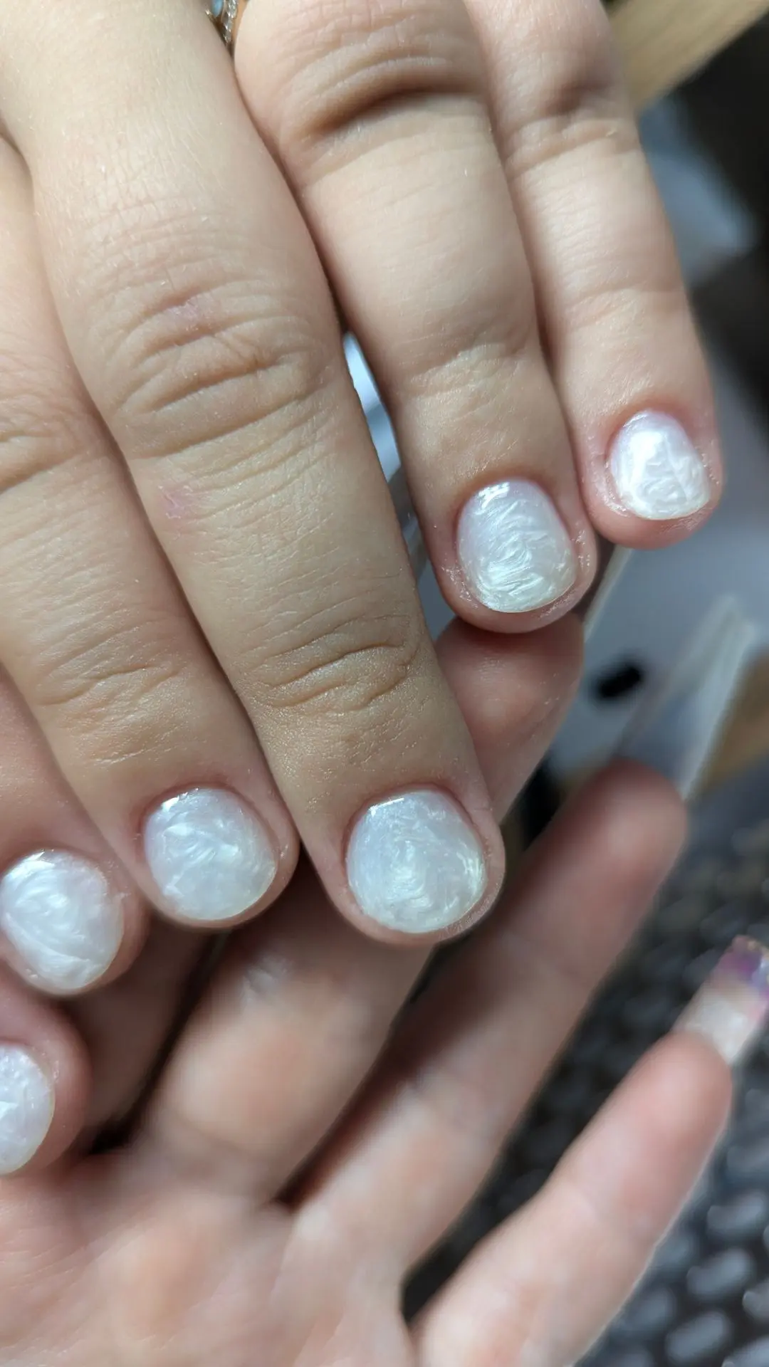 И закончили день нюдовым маникюром 🥰