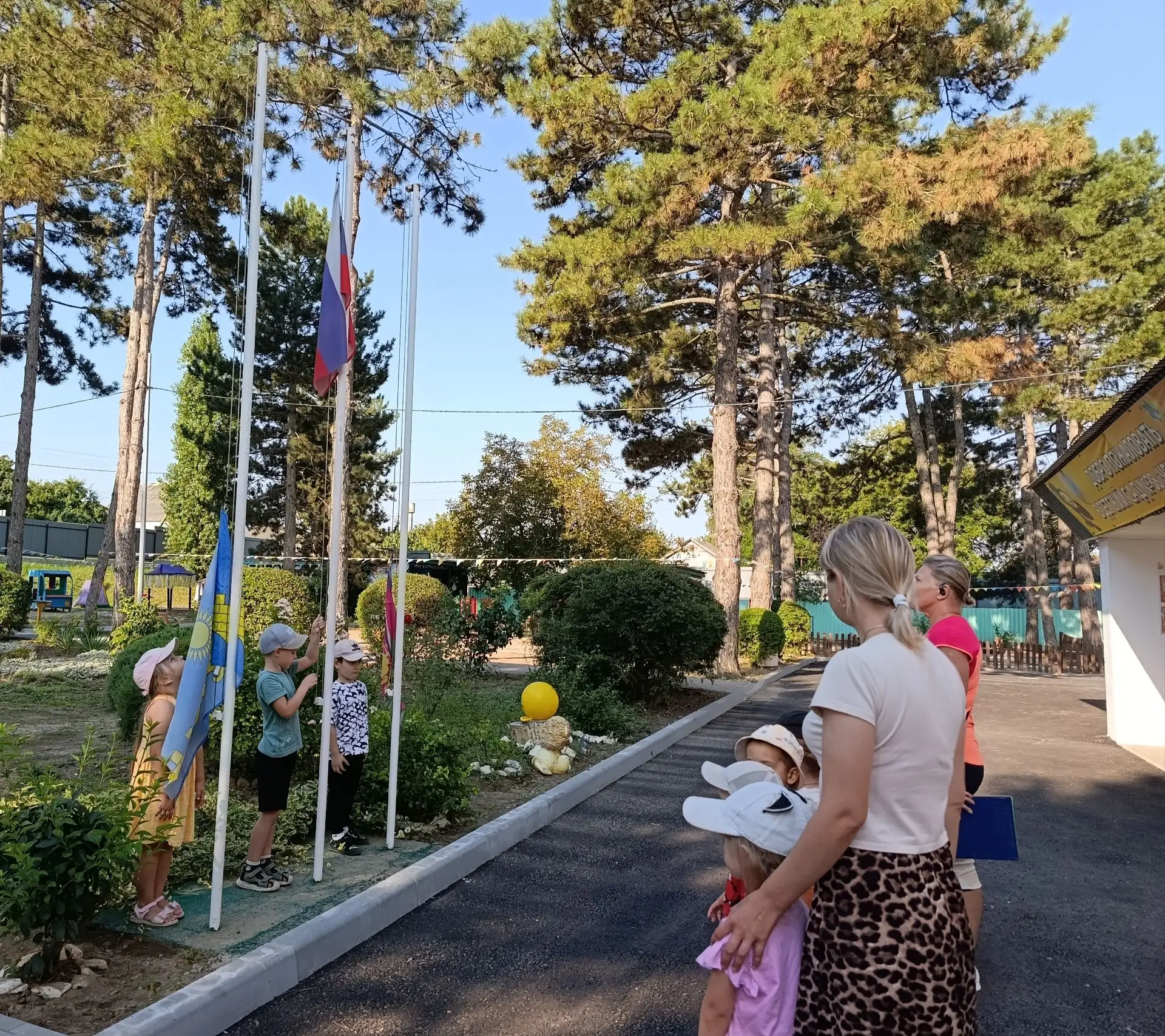 Начало новой недели начинается традиционно с поднятия флагов Российской федерации 🇷🇺,...