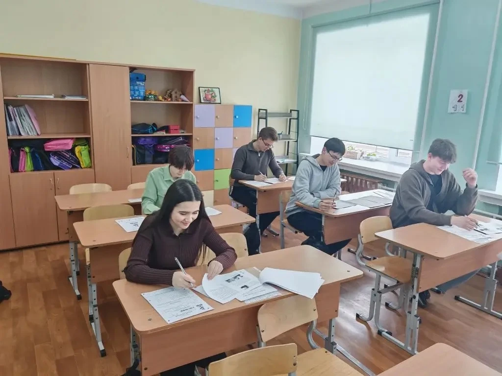 🎉 Учащиеся МБОУ "СОШ №3 им. А. А. Ивасенко" написали «Диктант Победы»! 🇷🇺 Сегодня наша школа с гордо
