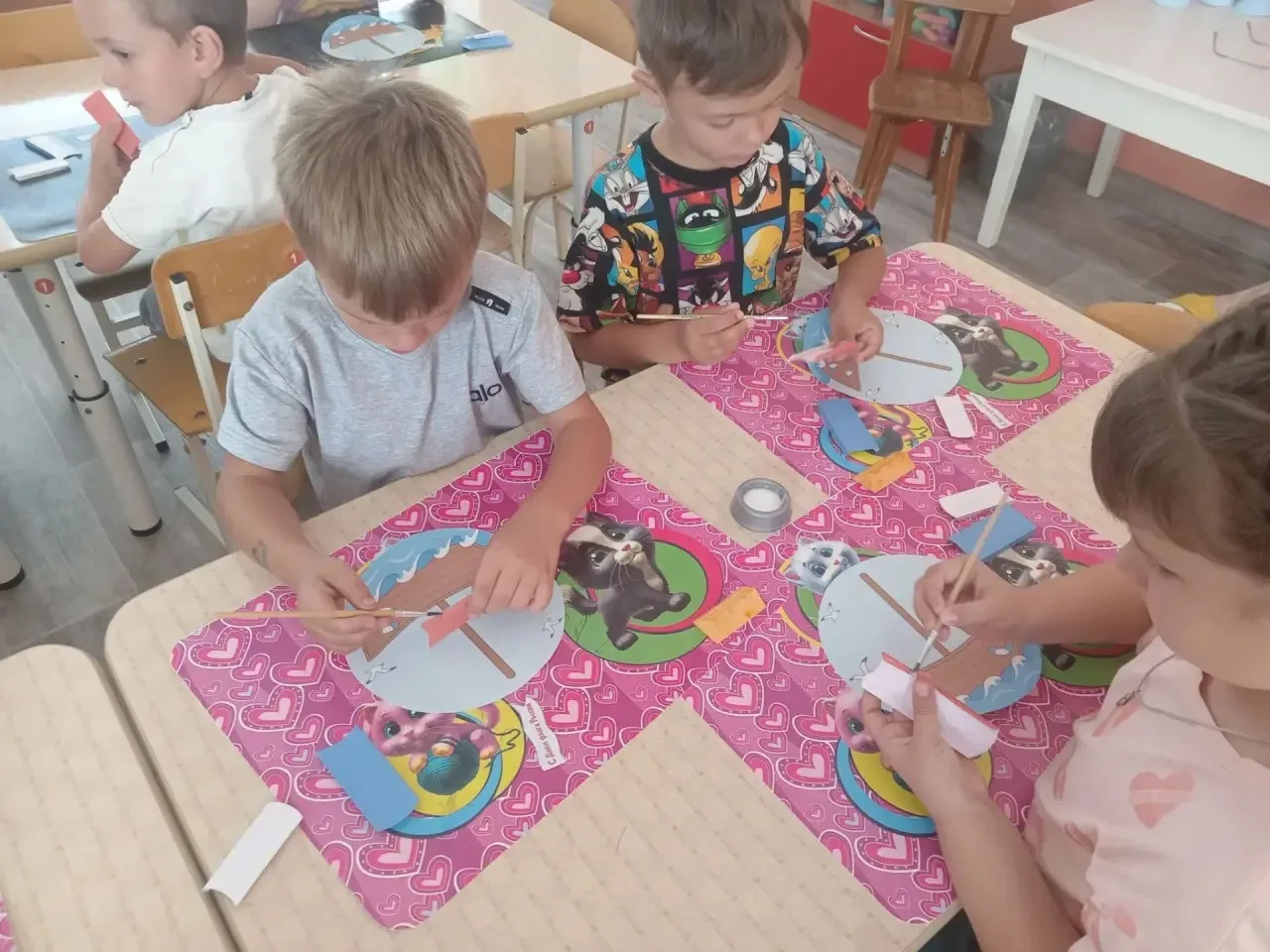 🎉 Воспитанники старшей группы «Улыбка» выполнили аппликацию «Паруса России», посвящённ...