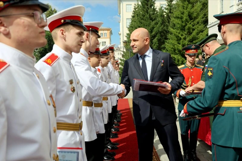 На Урале выпускникам-суворовцам вручили медали "За особые успехи в учении"