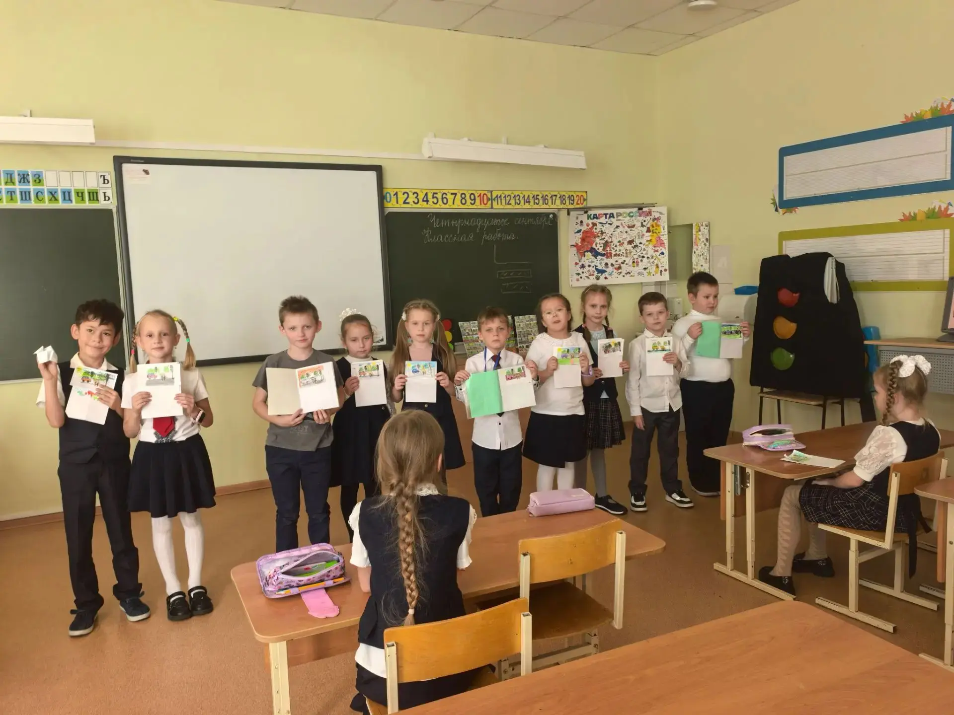 Первоклассники изучают правила дорожного движения и оформили стенд" Перекресток оживлен...