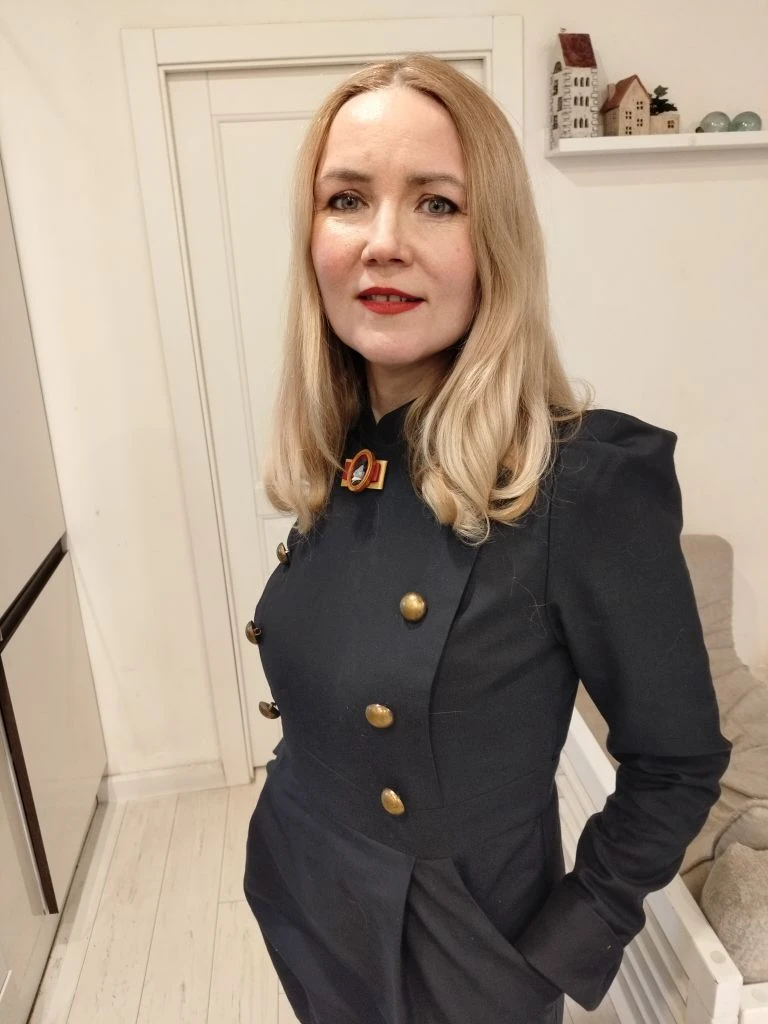 Хотела показать брошь на себе, но вчера так наскользилась на бугристом гололеде, что по...