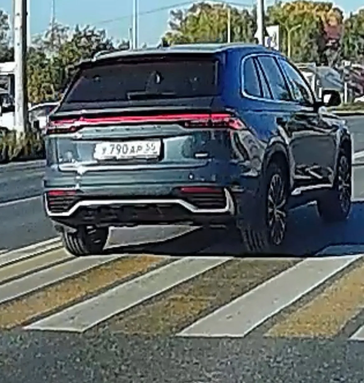 Напугал пешехода , видимо торопился очень У790АР 55 , дата и время на регистраторе верны !